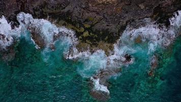 Haut vue de une déserté côte. rocheux rive de le île de Ténérife, canari îles, Espagne. aérien drone métrage de océan vagues atteindre rive video