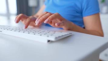 fêmea mãos digitando em uma computador teclado. conceito do controlo remoto trabalhar. casa escritório video