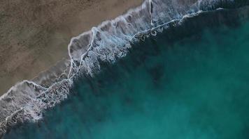 antenn se av de öken- svart strand på de atlanten hav. kust av de ö av teneriffa, kanariefågel öar, Spanien. antenn Drönare antal fot av hav vågor nå Strand. video