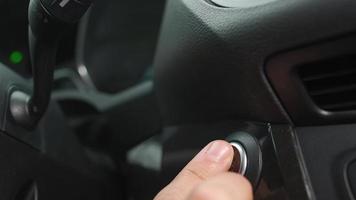 manlig hand skjuter motor Start sluta knapp i en modern bil interiör video