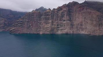 aérien vue de los gigantes falaises sur Tenerife dans nuageux temps, canari îles, Espagne. accéléré vidéo video