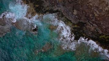 oben Aussicht von ein verlassen Küste. felsig Ufer von das Insel von Teneriffa, Kanarienvogel Inseln, Spanien. Antenne Drohne Aufnahmen von Ozean Wellen erreichen Ufer video