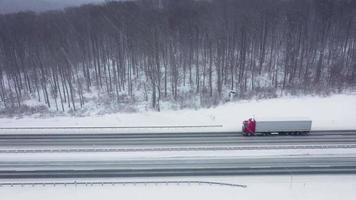 top visie van verkeer Aan een weg omringd door winter Woud. toneel- winter landschap video