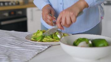 Zeit Ablauf von Vorbereitung Avocados zum verwenden - - trennt das Fruchtfleisch von das Haut mit ein Löffel. gesund vegan Frühstück video
