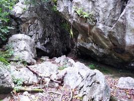 Roca hecho de naturaleza a aislado ambiente foto