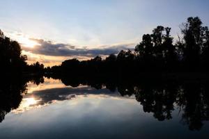 por el orilla del río foto