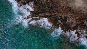 oben Aussicht von ein verlassen Küste. felsig Ufer von das Insel von Teneriffa, Kanarienvogel Inseln, Spanien. Antenne Drohne Aufnahmen von Ozean Wellen erreichen Ufer video