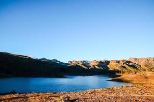 Lago de agua oscura en Gran Canaria, Islas Canarias foto