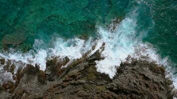 superiore Visualizza di un' abbandonato costa. roccioso riva di il isola di tenerife, canarino isole, Spagna. aereo fuco metraggio di oceano onde raggiungendo riva video