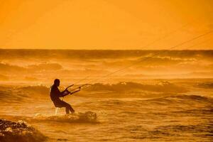 hombre haciendo windsurf foto