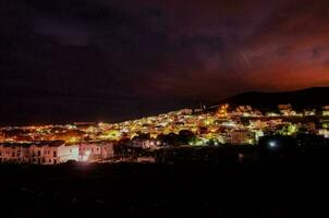 un paisaje urbano a noche foto