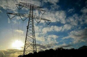 un campo con electricidad polos foto