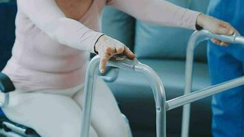 fisioterapeuta Ayudar antiguo mayor mujer en rueda de andar con manejas video