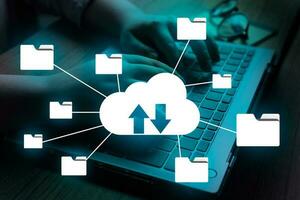 mujer utilizando ordenador portátil con vr nube informática diagrama interfaz. datos almacenamiento en línea. redes y Internet Servicio concepto. apoyo almacenamiento datos. foto