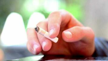 Mann halten Zigarette und Feuerzeug im Hände, Mann Sitzung auf Stuhl und Rauchen Zigarette, selektiv Fokus video