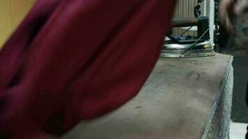 kleermaker strijken kleren video