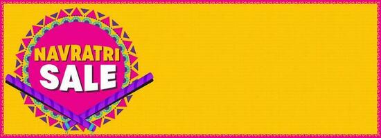 navratri rebaja bandera o encabezamiento diseño con dandiya palos y mandala marco en cromo amarillo antecedentes. vector