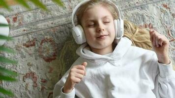 weinig meisje luisteren muziek- video