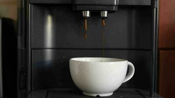 Herstellung Kaffee durch Kaffee Maschine in Tasse video