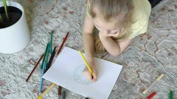 pequeño niña dibujo planeta tierra video