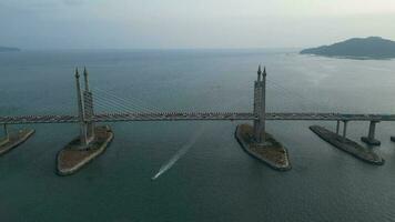 Antenne Aussicht ein Boot Bewegung beim Mitte Spanne von Penang Brücke video
