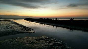 langzaam Actie richting de mensen verzamelen Bij baai visie de schoonheid landschap van zonsondergang video