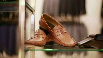 Mann Schuhe im Herrenbekleidung Geschäft video
