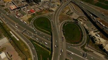 aéreo tiro do rodovia e tráfego construído com pontes e cruzamentos, veículos dirigindo em asfalto rodovia Saída rodovia e entrar autoestrada, seletivo foco, Istambul, Peru video