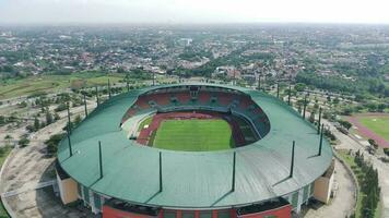 4k imágenes aéreo ver de pakansari estadio en un soleado día situado en bogor, Indonesia. video