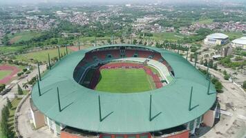 4k imágenes aéreo ver de pakansari estadio en un soleado día situado en bogor, Indonesia. video