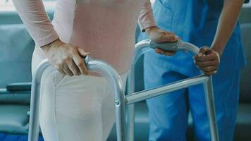 fisioterapista porzione vecchio anziano donna su routine con maniglie video