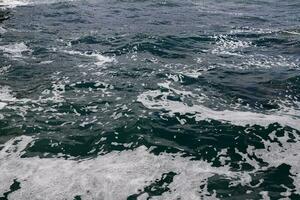 el color de mar agua en el Mediterráneo costa. foto