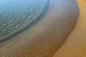 el color de mar agua en el Mediterráneo costa. foto