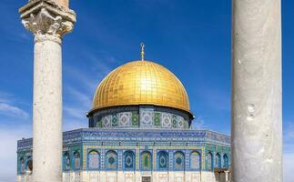 Jerusalén, islámico santuario Hazme de rock situado en el antiguo ciudad en templo montar cerca occidental pared foto