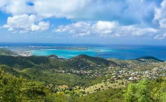 caribe crucero vacaciones, panorámico horizonte de Santo martín isla desde Foto paraíso Estar atento