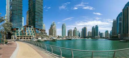 cautivador dubai puerto pequeño, un escénico frente al mar horizonte de moderno lujo y Alto arquitectura foto