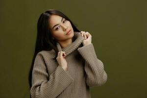 hermosa mujer en un suéter posando sonrisa ropa Moda verde antecedentes foto