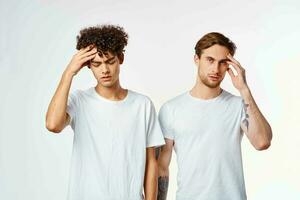 dos chicos en blanco camisetas comunicación amistad ligero antecedentes foto