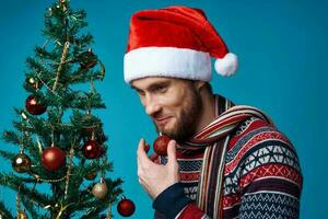 emocional hombre en un Papa Noel sombrero Navidad decoraciones fiesta nuevo año rojo antecedentes foto