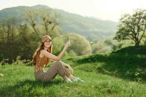 fondo ver joven estudiante persona de libre dedicación mujer en verde chaqueta pantalones sentar en banco en primavera parque al aire libre hablar por móvil célula teléfono Mira aparte. personas urbano estilo de vida concepto foto