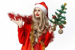 mujer vestido como Papa Noel claus decorando el árbol regalos fiesta foto