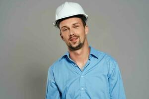 hombre en azul camisa ingeniero construcción casco la seguridad trabajo foto