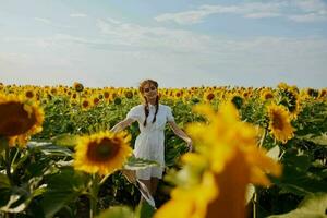 mujer con coletas en un campo con floreciente girasoles floración plantas foto