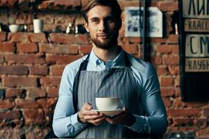 masculino camarero Servicio un taza de café ordenando profesional foto