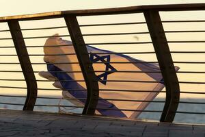 la bandera azul y blanca de israel con la estrella de david de seis puntas. foto