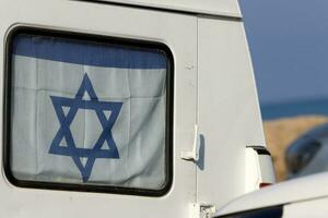 la bandera azul y blanca de israel con la estrella de david de seis puntas. foto