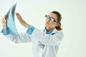 médico trabajador Tengin instantánea examen paciente hospital foto