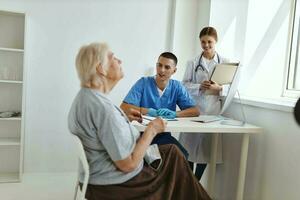 paciente comunica con médico y enfermero asistente en hospital foto