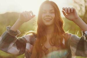 mujer sonriente en el antecedentes de puesta de sol luz de sol en naturaleza foto