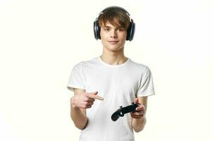 chico en blanco camiseta con auriculares jugando vídeo juegos jugador foto